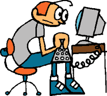joven sentado ante la pantalla del ordenador con el tecladoen las rodilla y la espalda completamente curvada. Los ojos cerca del monitor